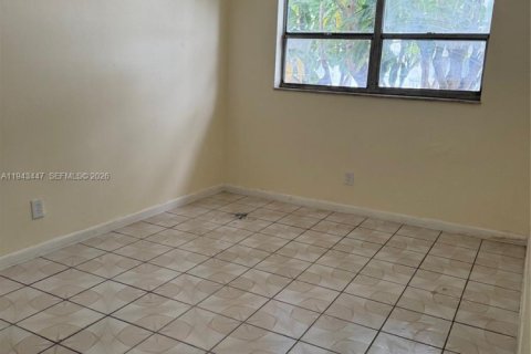 Снять в аренду таунхаус в Майами, Флорида 4 спальни, 150.5м2, № 2029776 - фото 4