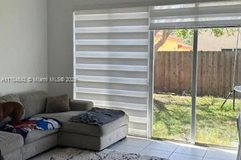 Casa en venta en Cutler Bay, Florida, 3 dormitorios, 162.49 m2 № 1731533 - foto 2