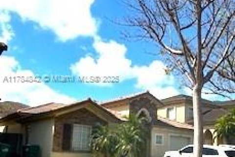 Casa en venta en Cutler Bay, Florida, 3 dormitorios, 162.49 m2 № 1731533 - foto 1
