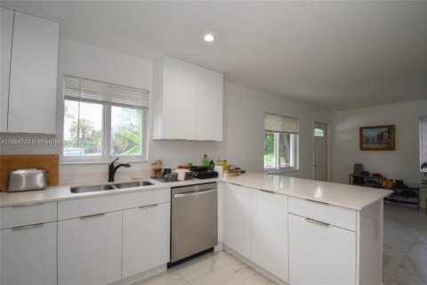 Купить виллу или дом в Форт-Лодердейл, Флорида 4 спальни, 130.06м2, № 1978651 - фото 9