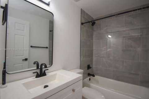 Купить виллу или дом в Форт-Лодердейл, Флорида 4 спальни, 130.06м2, № 1978651 - фото 25