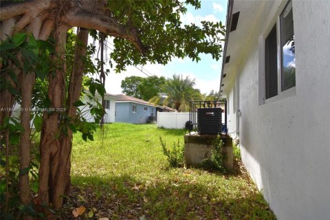 Купить виллу или дом в Форт-Лодердейл, Флорида 4 спальни, 130.06м2, № 1978651 - фото 30