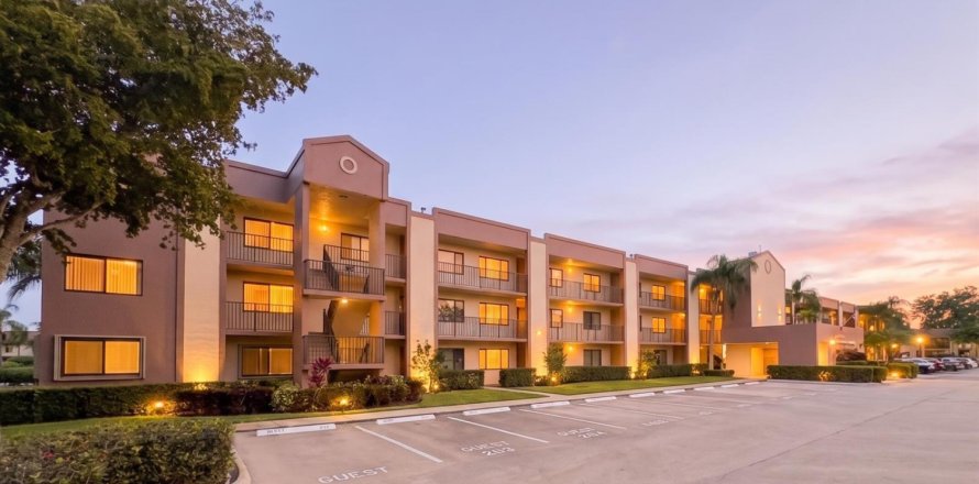 Condo in Tamarac, Florida, 2 bedrooms № 2177436