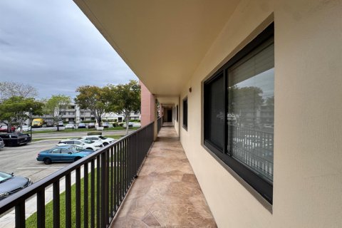 Condo in Tamarac, Florida, 2 bedrooms № 2177436 - photo 6