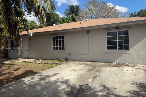 House in Florida City, Florida 4 bedrooms, 129.6 sq.m. № 1994021 - photo 1