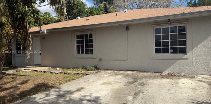 House in Florida City, Florida 4 bedrooms, 129.6 sq.m. № 1994021