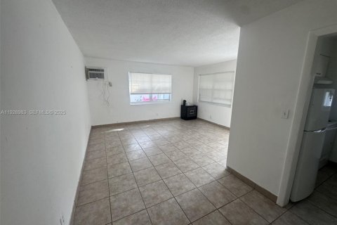 Commercial property in Hallandale Beach, Florida № 1987326 - photo 11