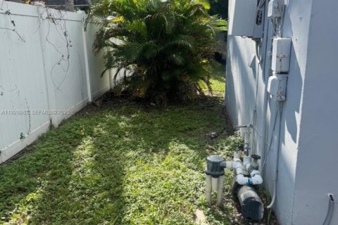 Commercial property in Hallandale Beach, Florida № 1987326 - photo 8