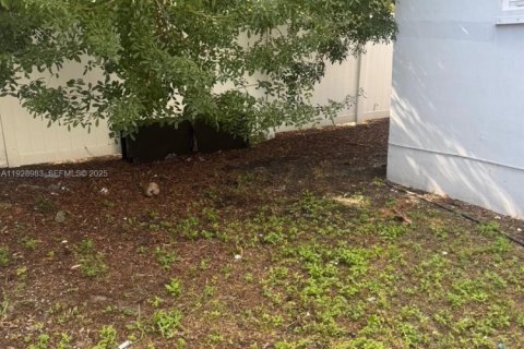 Commercial property in Hallandale Beach, Florida № 1987326 - photo 9