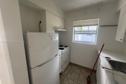 Commercial property in Hallandale Beach, Florida № 1987326 - photo 12