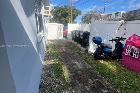 Commercial property in Hallandale Beach, Florida № 1987326 - photo 7