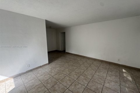 Commercial property in Hallandale Beach, Florida № 1987326 - photo 14