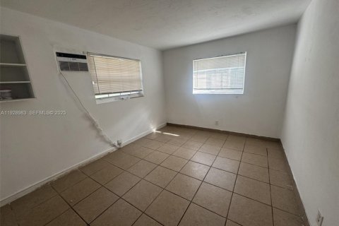 Commercial property in Hallandale Beach, Florida № 1987326 - photo 13