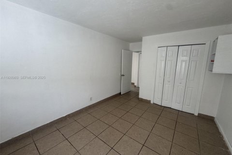 Commercial property in Hallandale Beach, Florida № 1987326 - photo 10