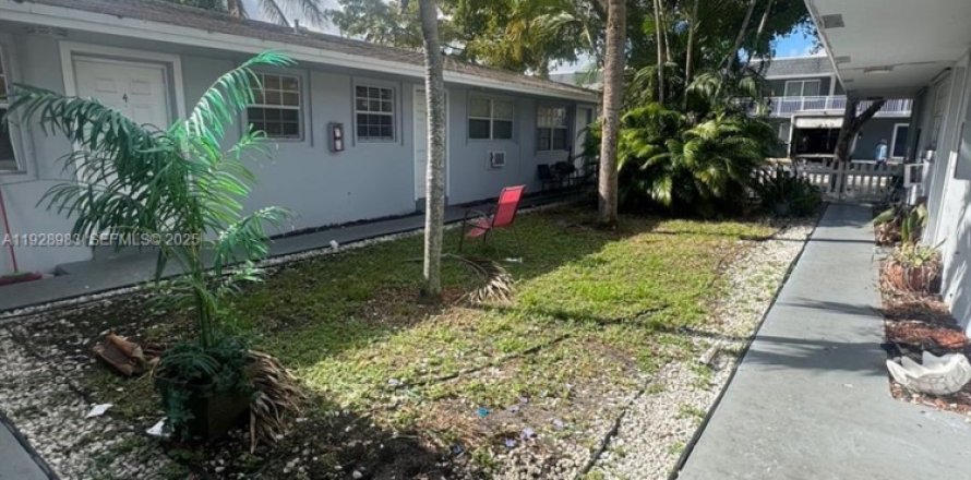 Commercial property in Hallandale Beach, Florida № 1987326