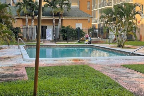 Condo in Lauderdale Lakes, Florida, 2 bedrooms  № 1811619 - photo 9