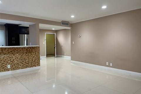 Condo in Lauderdale Lakes, Florida, 2 bedrooms  № 1811619 - photo 1