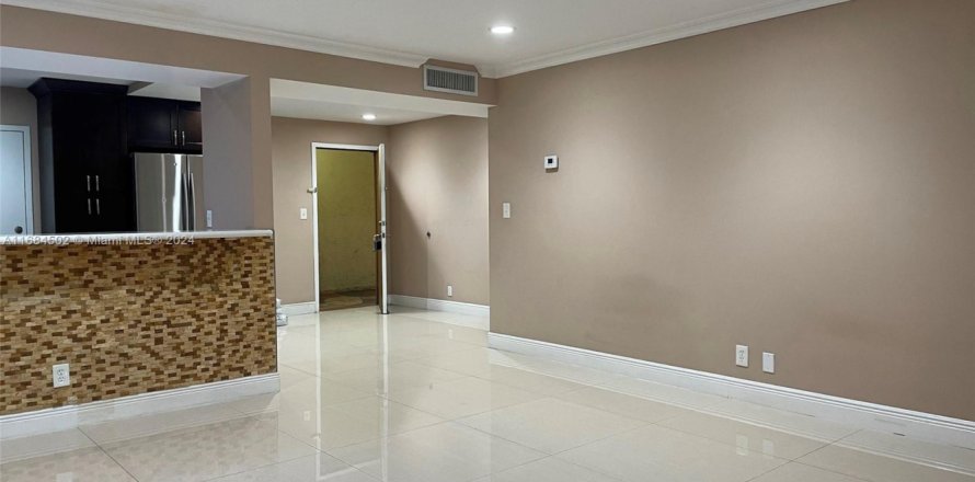 Condo in Lauderdale Lakes, Florida, 2 bedrooms  № 1811619