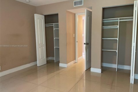 Condo in Lauderdale Lakes, Florida, 2 bedrooms  № 1811619 - photo 16