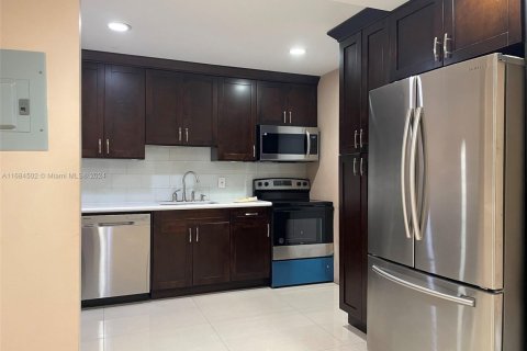 Condo in Lauderdale Lakes, Florida, 2 bedrooms  № 1811619 - photo 11