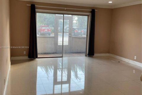 Condo in Lauderdale Lakes, Florida, 2 bedrooms  № 1811619 - photo 10