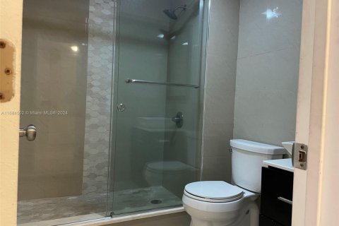 Condo in Lauderdale Lakes, Florida, 2 bedrooms  № 1811619 - photo 18