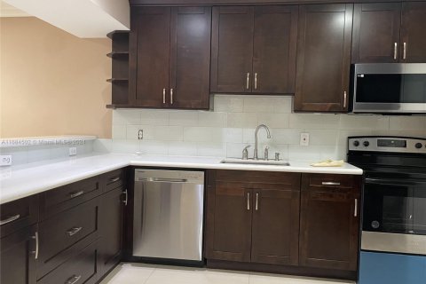 Condo in Lauderdale Lakes, Florida, 2 bedrooms  № 1811619 - photo 12