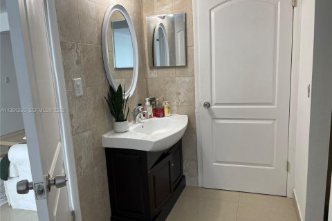 Снять в аренду кондоминиум в Майами-Бич, Флорида 1 спальня, 75.62м2, № 2043611 - фото 5