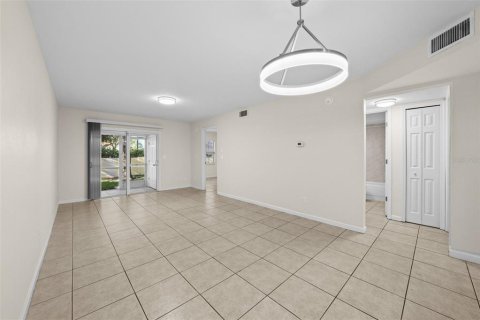 Condominio en alquiler en Saint Petersburg, Florida, 2 dormitorios, 88.26 m2 № 1913629 - foto 6