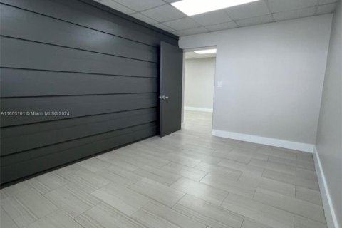 Oficina en alquiler en North Miami, Florida № 1225873 - foto 1