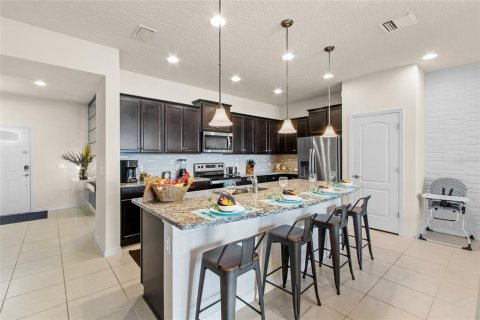 Touwnhouse à vendre à Kissimmee, Floride: 5 chambres, 210.24 m2 № 2134460 - photo 3