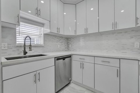 Villa ou maison à vendre à Miami, Floride: 4 chambres, 207.17 m2 № 1878574 - photo 11