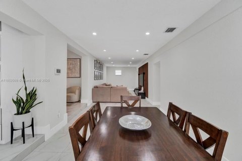 Villa ou maison à vendre à Miami, Floride: 4 chambres, 207.17 m2 № 1878574 - photo 26