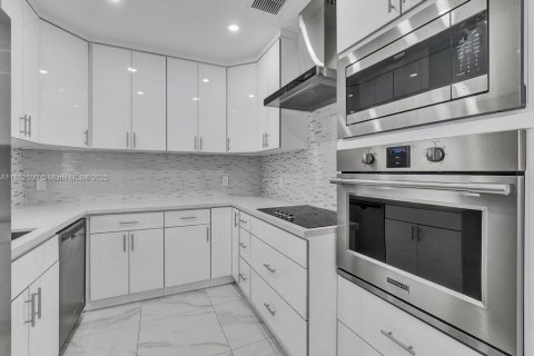 Villa ou maison à vendre à Miami, Floride: 4 chambres, 207.17 m2 № 1878574 - photo 10