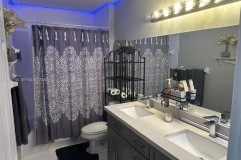 House in Pembroke Pines, Florida 4 bedrooms, 275.46 sq.m. № 2045561 - photo 27