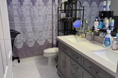 House in Pembroke Pines, Florida 4 bedrooms, 275.46 sq.m. № 2045561 - photo 26