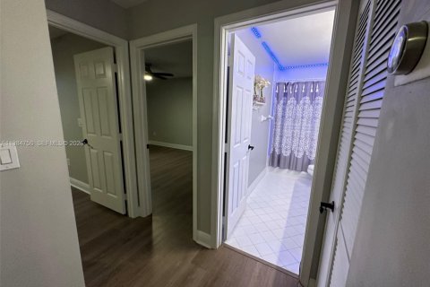 House in Pembroke Pines, Florida 4 bedrooms, 275.46 sq.m. № 2045561 - photo 25