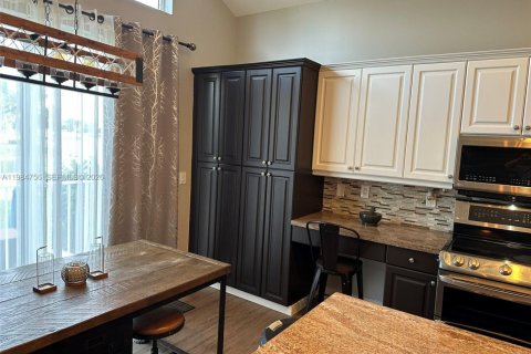 House in Pembroke Pines, Florida 4 bedrooms, 275.46 sq.m. № 2045561 - photo 6