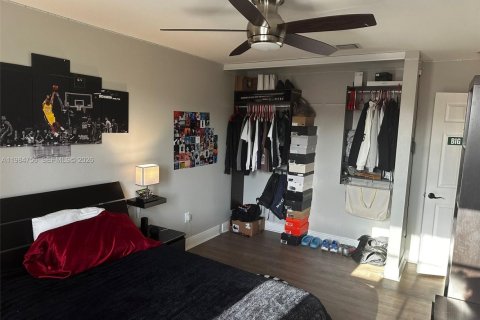 House in Pembroke Pines, Florida 4 bedrooms, 275.46 sq.m. № 2045561 - photo 30