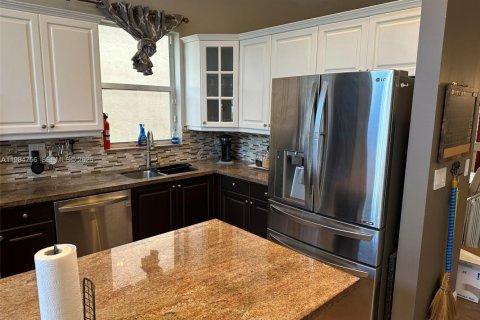 House in Pembroke Pines, Florida 4 bedrooms, 275.46 sq.m. № 2045561 - photo 9