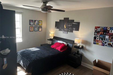 House in Pembroke Pines, Florida 4 bedrooms, 275.46 sq.m. № 2045561 - photo 29