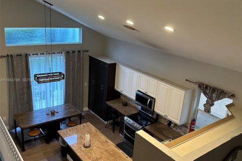 House in Pembroke Pines, Florida 4 bedrooms, 275.46 sq.m. № 2045561 - photo 10