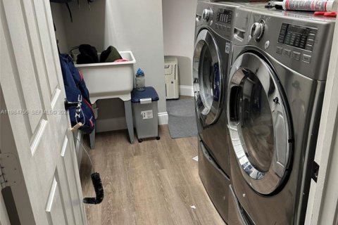 House in Pembroke Pines, Florida 4 bedrooms, 275.46 sq.m. № 2045561 - photo 21