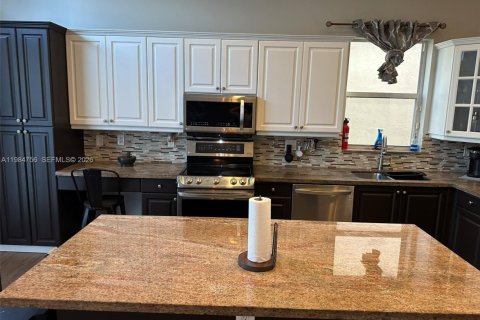 House in Pembroke Pines, Florida 4 bedrooms, 275.46 sq.m. № 2045561 - photo 7