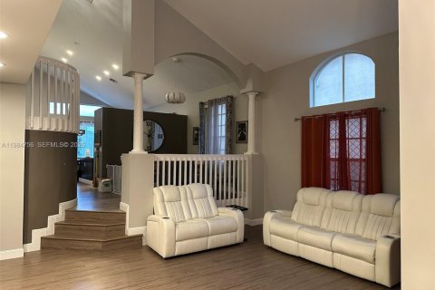 House in Pembroke Pines, Florida 4 bedrooms, 275.46 sq.m. № 2045561 - photo 4