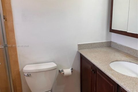 House in Miami, Florida 4 bedrooms, 130.16 sq.m. № 1996242 - photo 12