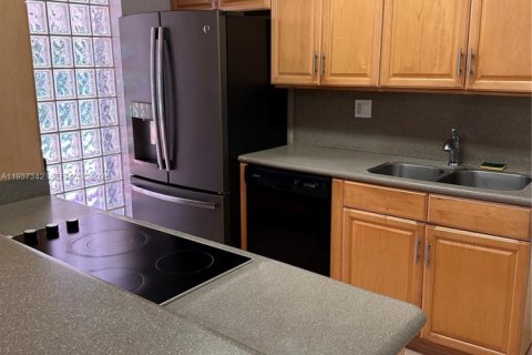 House in Miami, Florida 4 bedrooms, 130.16 sq.m. № 1996242 - photo 6