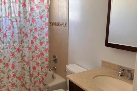 House in Miami, Florida 4 bedrooms, 130.16 sq.m. № 1996242 - photo 7