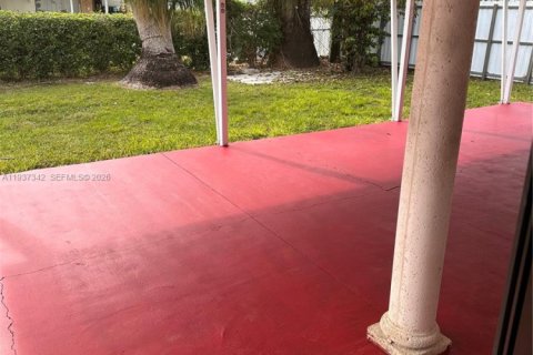 House in Miami, Florida 4 bedrooms, 130.16 sq.m. № 1996242 - photo 10