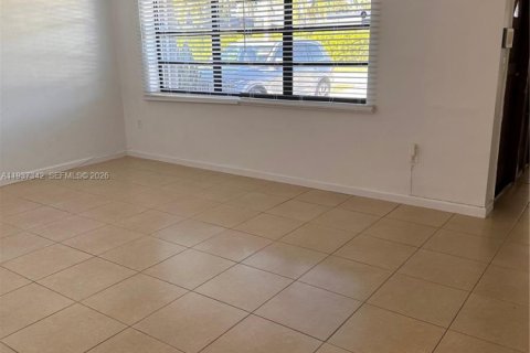 House in Miami, Florida 4 bedrooms, 130.16 sq.m. № 1996242 - photo 4